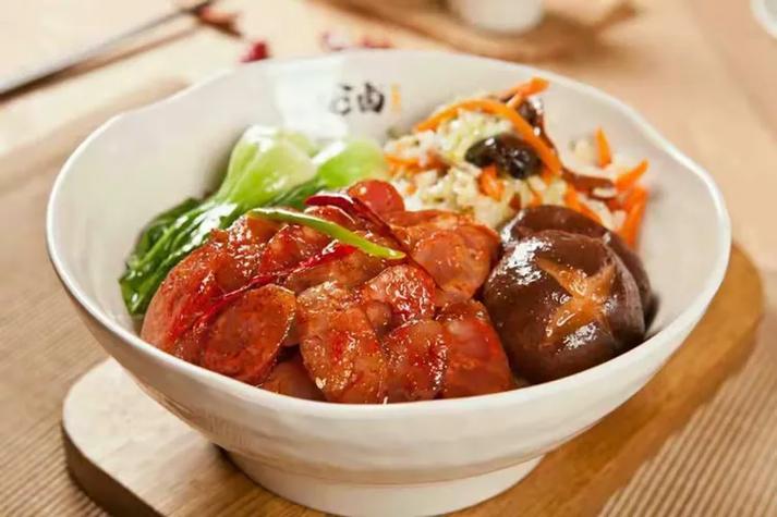 哈卤餐饮管理品牌一:《哈卤》卤汁饭品牌二:《百味奶咖》奶茶
